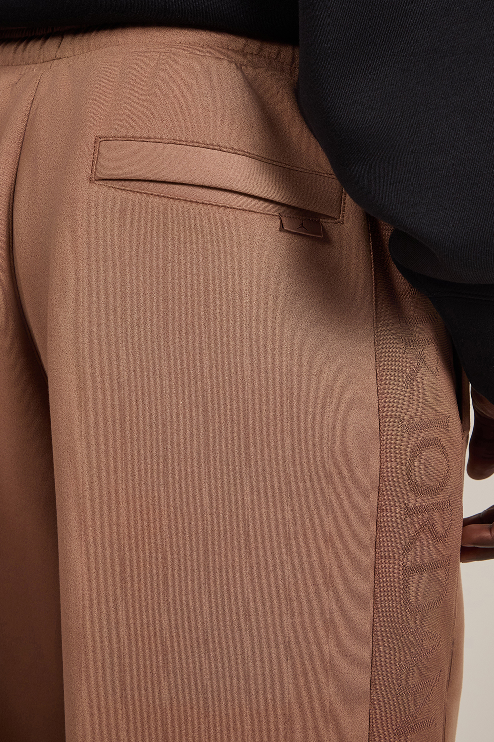 תמונת תקריב דוגמן של מכנסי ג'וג אייר ג'ורדן