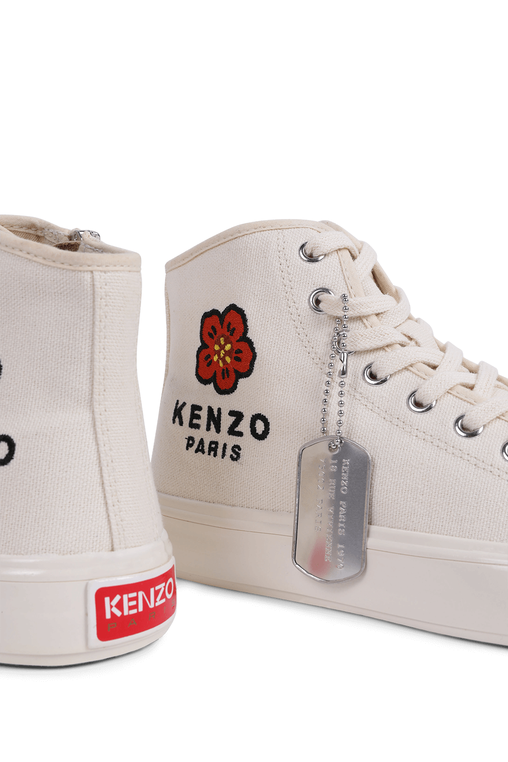 תמונת תקריב של נעלי סניקרס סקול עם רקמת פרח בוקה