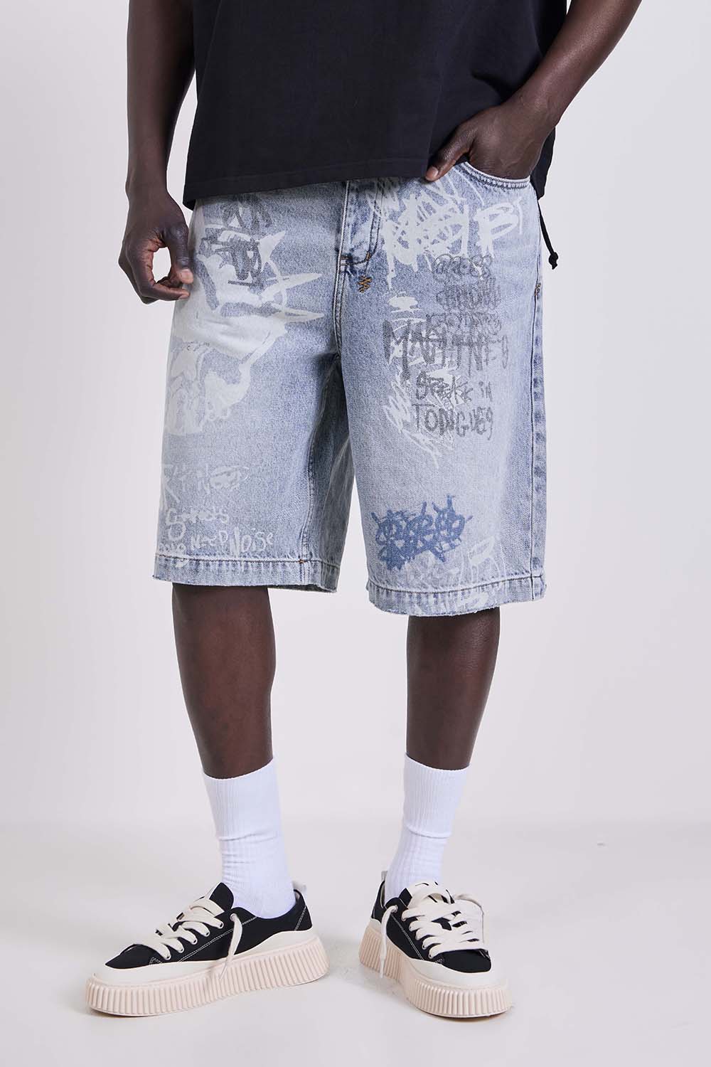 תמונת דוגמן קידמית של מכנסי ג'ינס קצרים אוברסייז