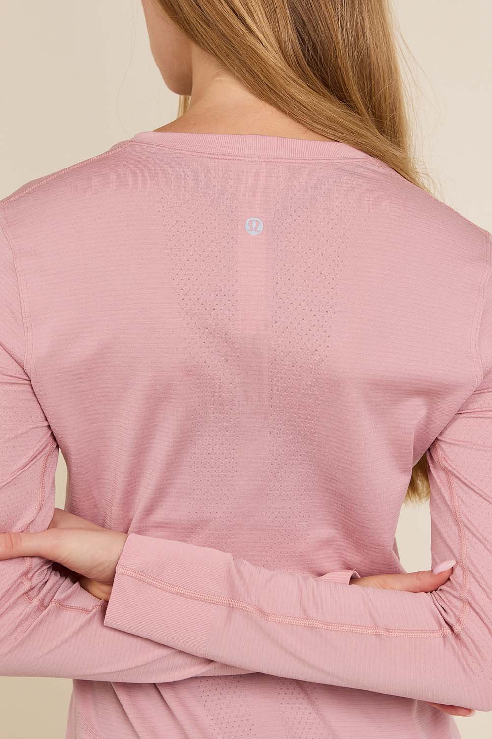 תמונת תקריב דוגמן של Swiftly Relaxed Long-Sleeve Shirt