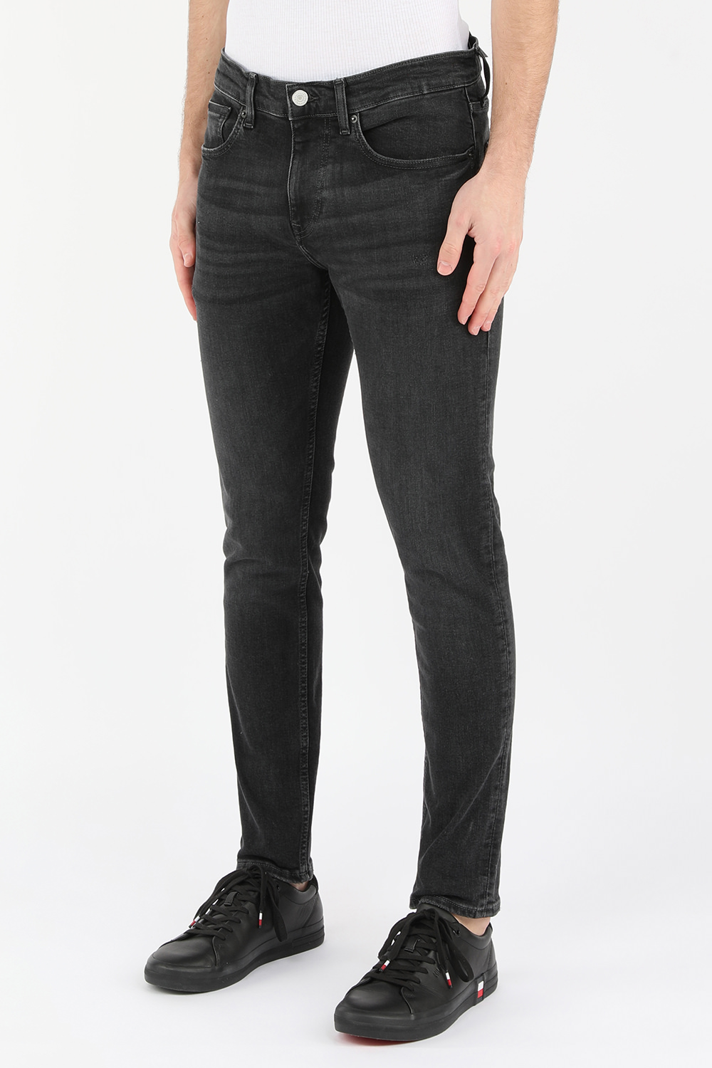 תמונת דוגמן קידמית של מכנסי סקיני ג'ינס בשטיפה כהה עם שפשופים