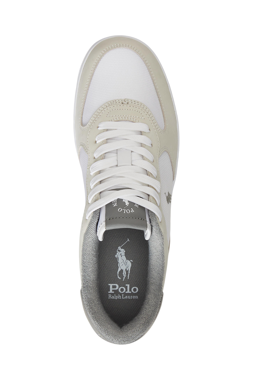 תמונת תקריב של נעלי סניקרס