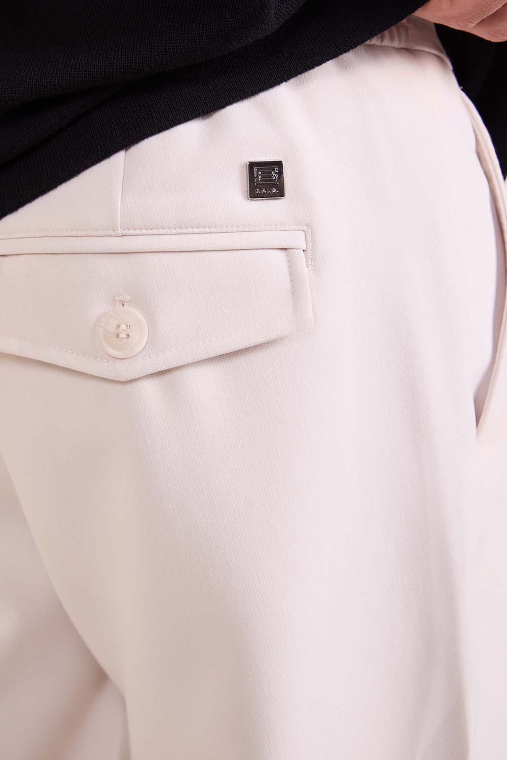 תמונת תקריב דוגמן של מכנסי צ'ינו