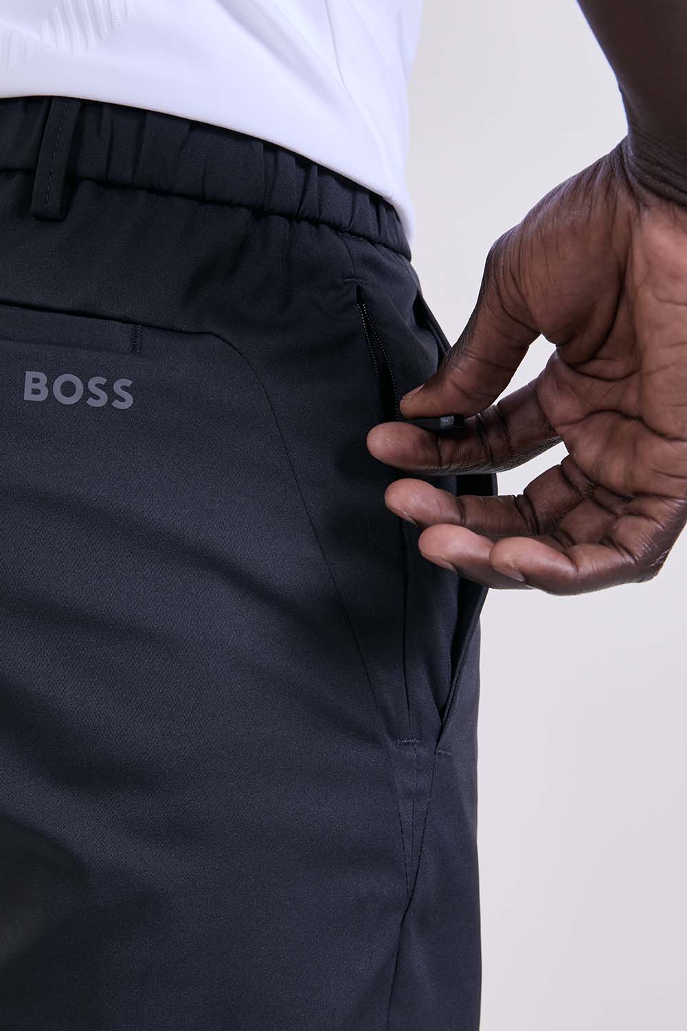 תמונת תקריב דוגמן של מכנסיים קצרים בגזרה ישרה