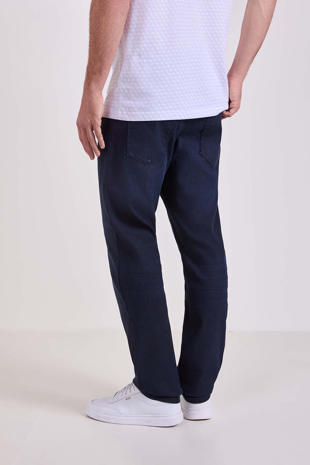 תמונת דוגמן אחורית של מכנסי ג'ינס בגזרה ישרה