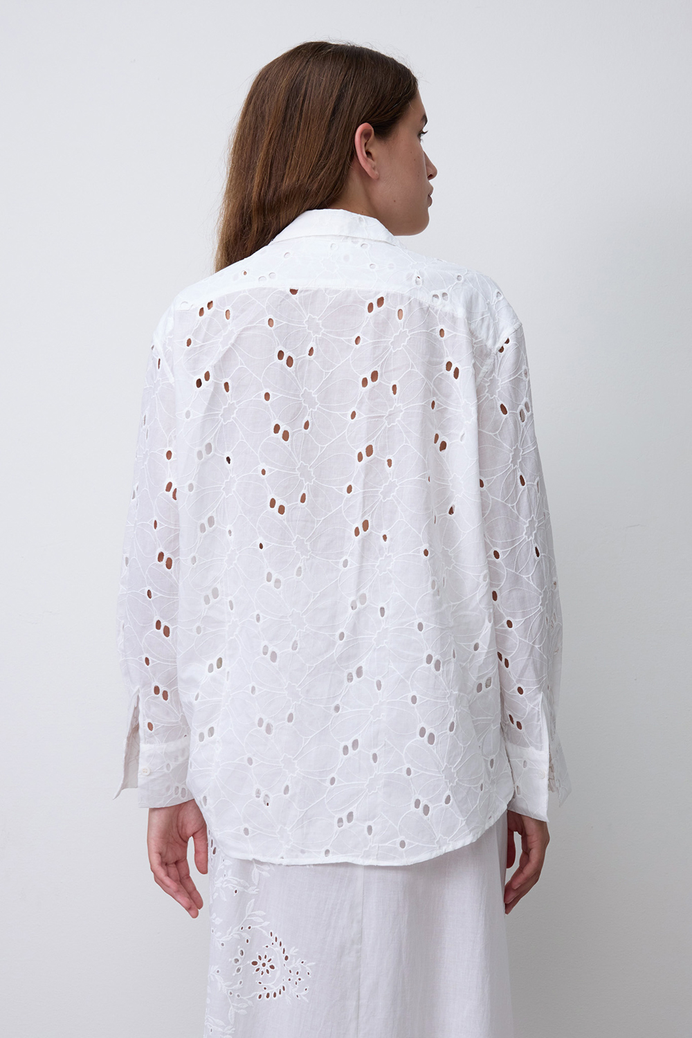 תמונת דוגמן אחורית של חולצה מכופתרת