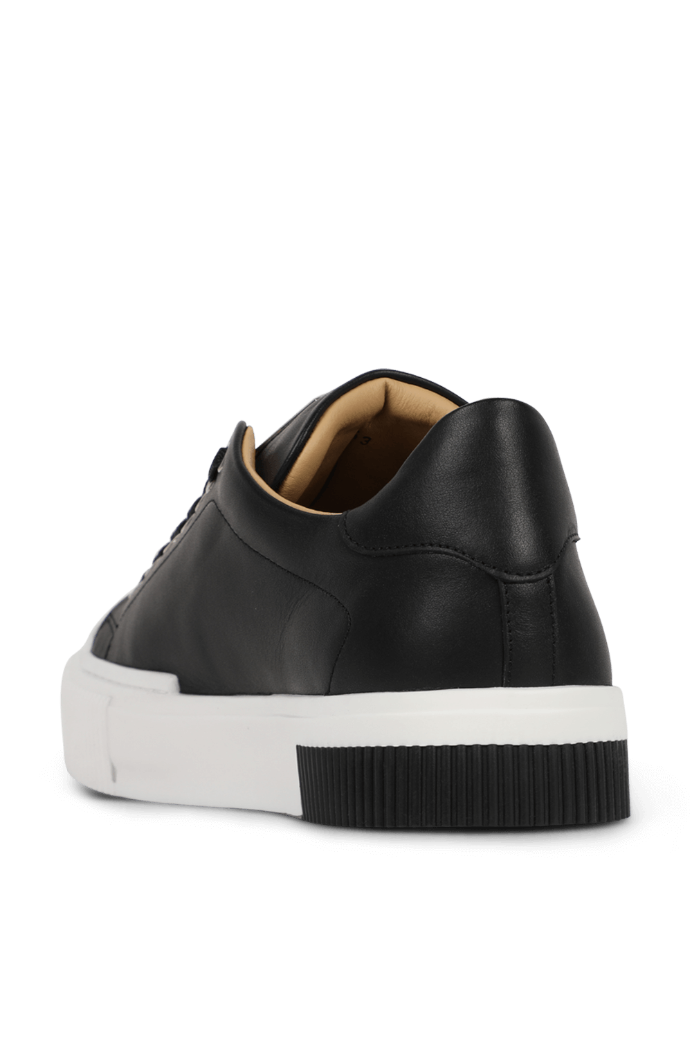 תמונה אחורית של נעלי סניקרס שחורות עם לוגו כסוף