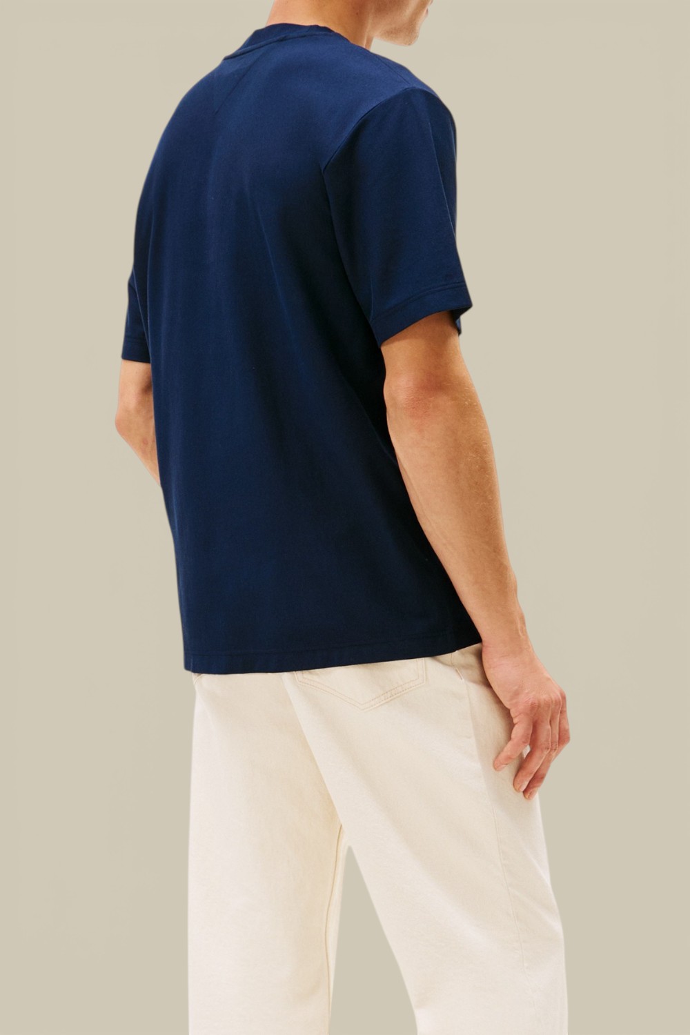 תמונת דוגמן אחורית של חולצת טי