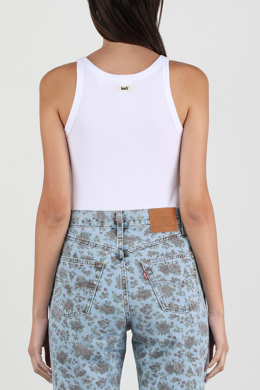 תמונת דוגמן אחורית של גופיית רייסר בסריגת ריב