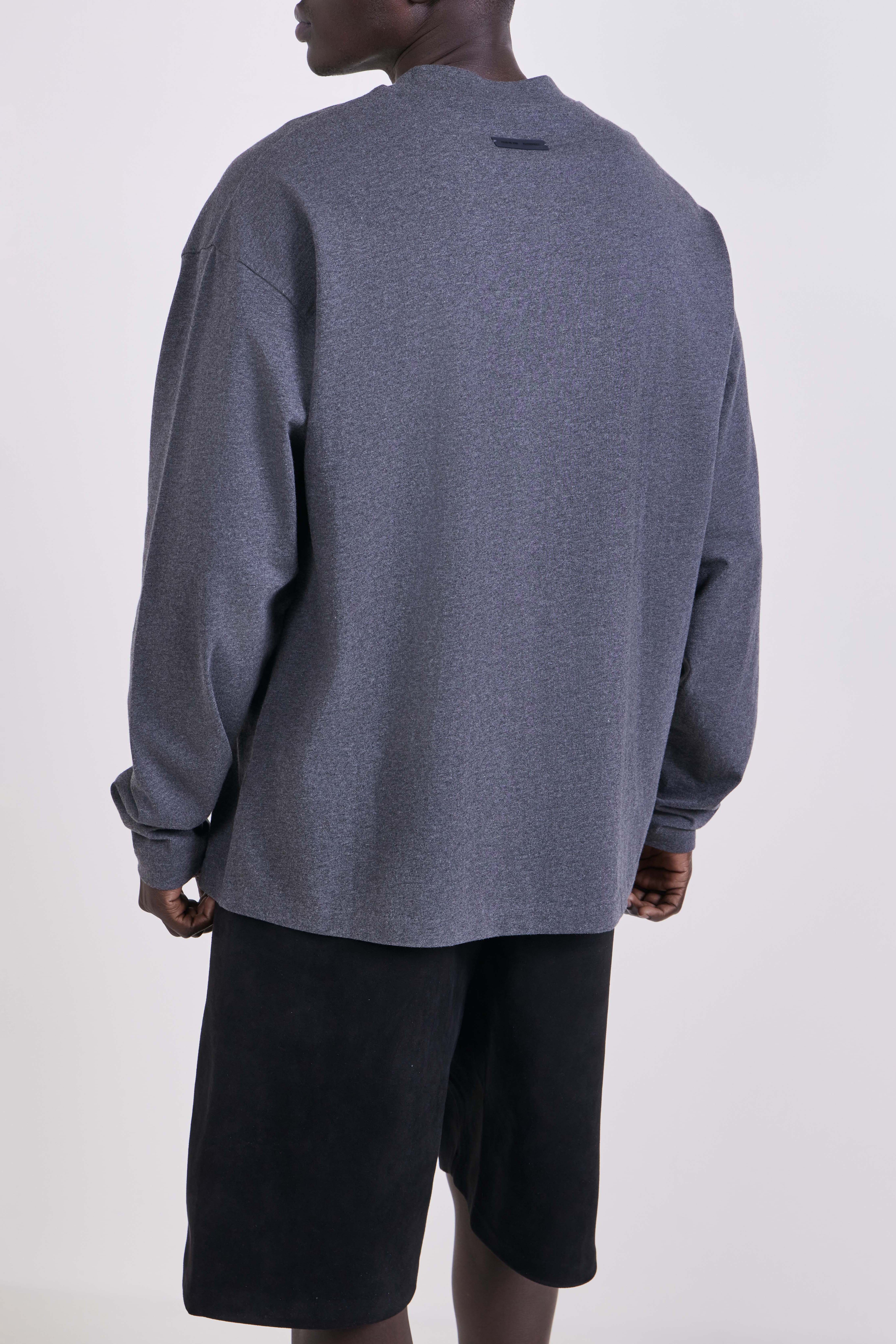 תמונת דוגמן אחורית של חולצת טי ארוכה