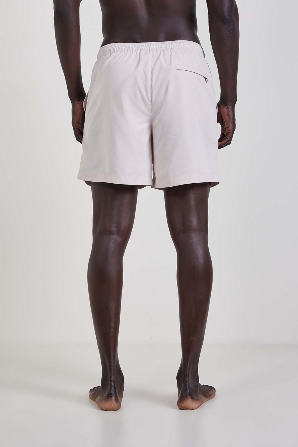 תמונת דוגמן אחורית של מכנסי בגד ים