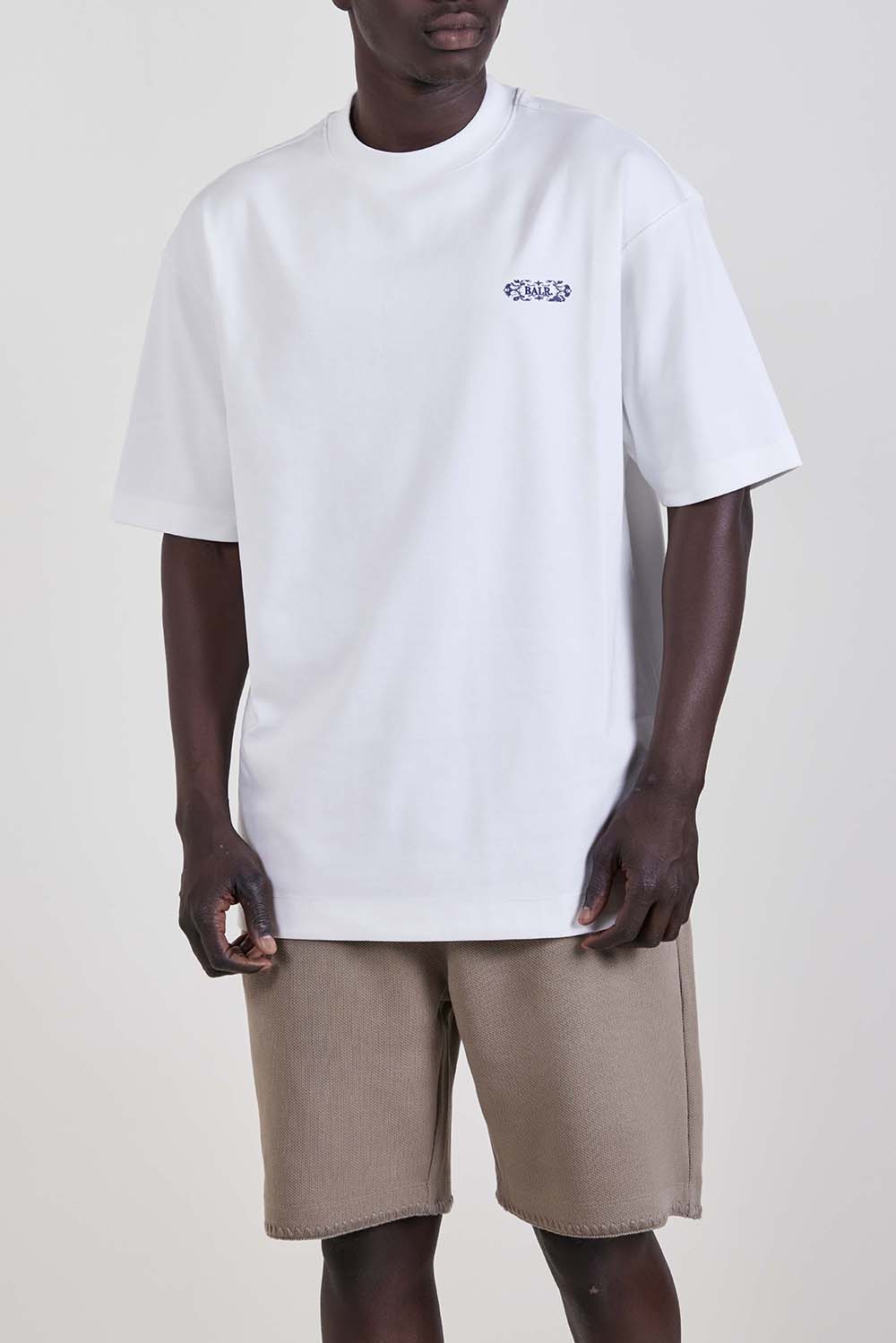 תמונת דוגמן קידמית של חולצת טי אוברסייז