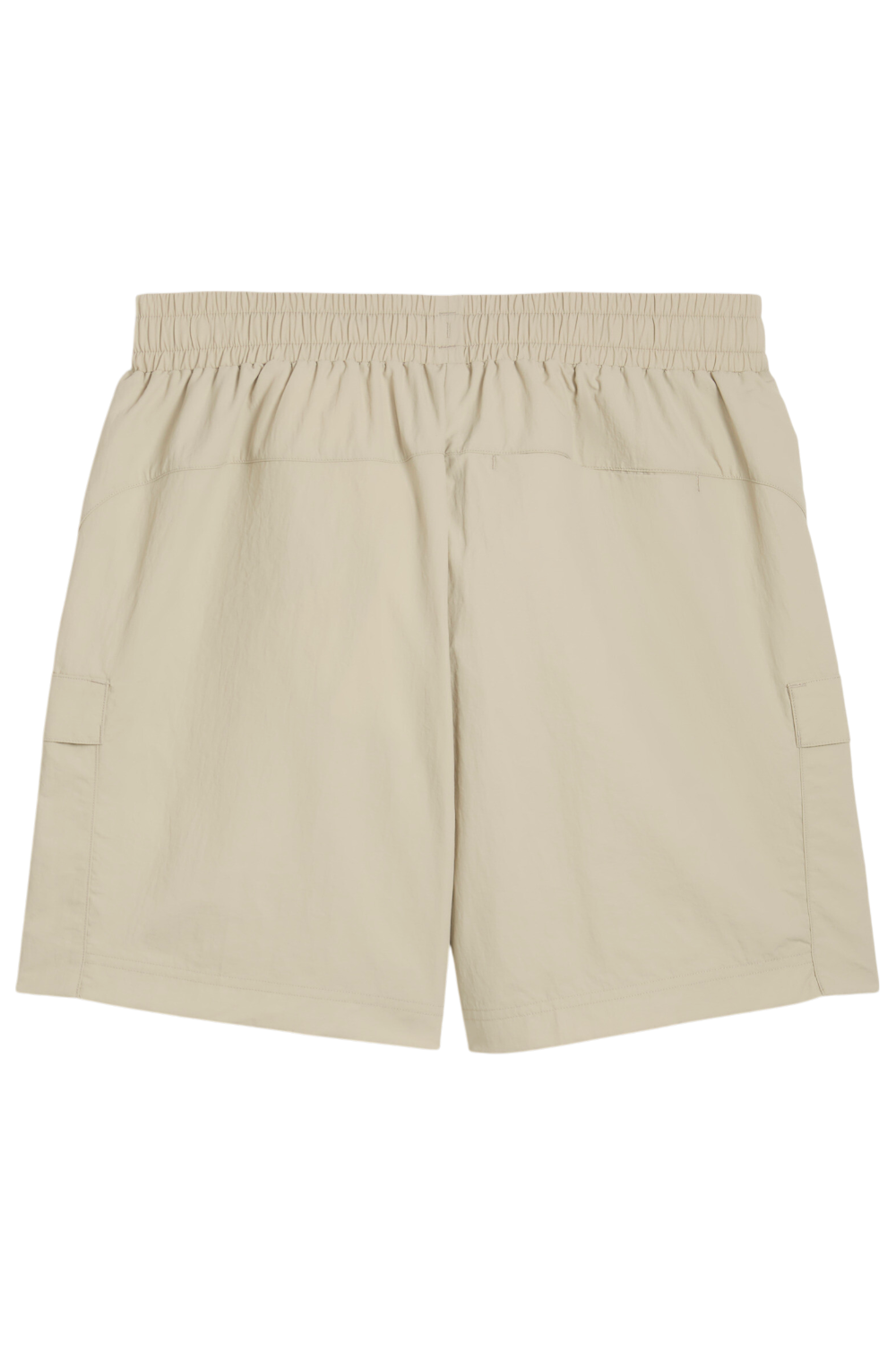 תמונה אחורית של מכנסי קרגו קצרים