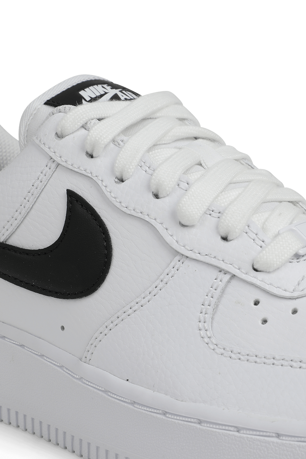 תמונת פנים של נעלי סניקרס אייר פורס 1