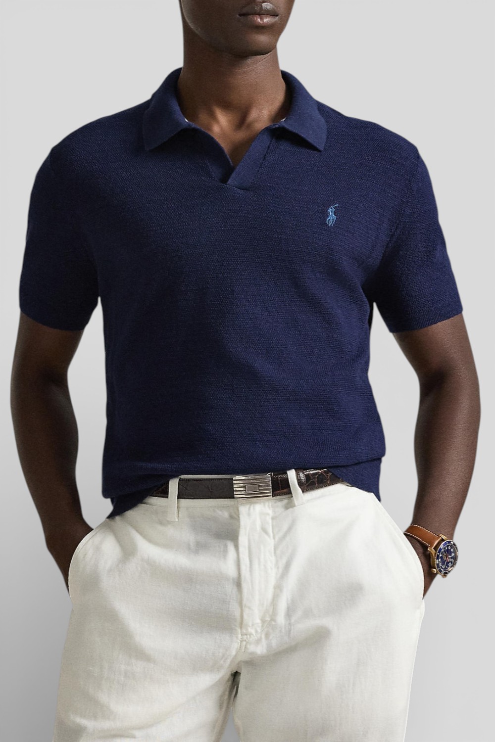 תמונת דוגמן קידמית של חולצת פולו