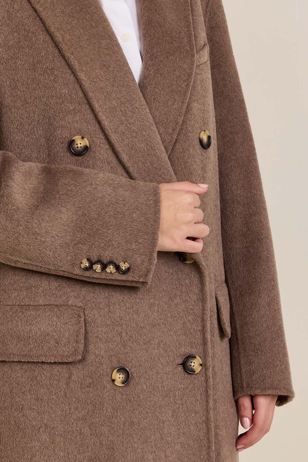 תמונת תקריב דוגמן של מעיל צמר ארוך