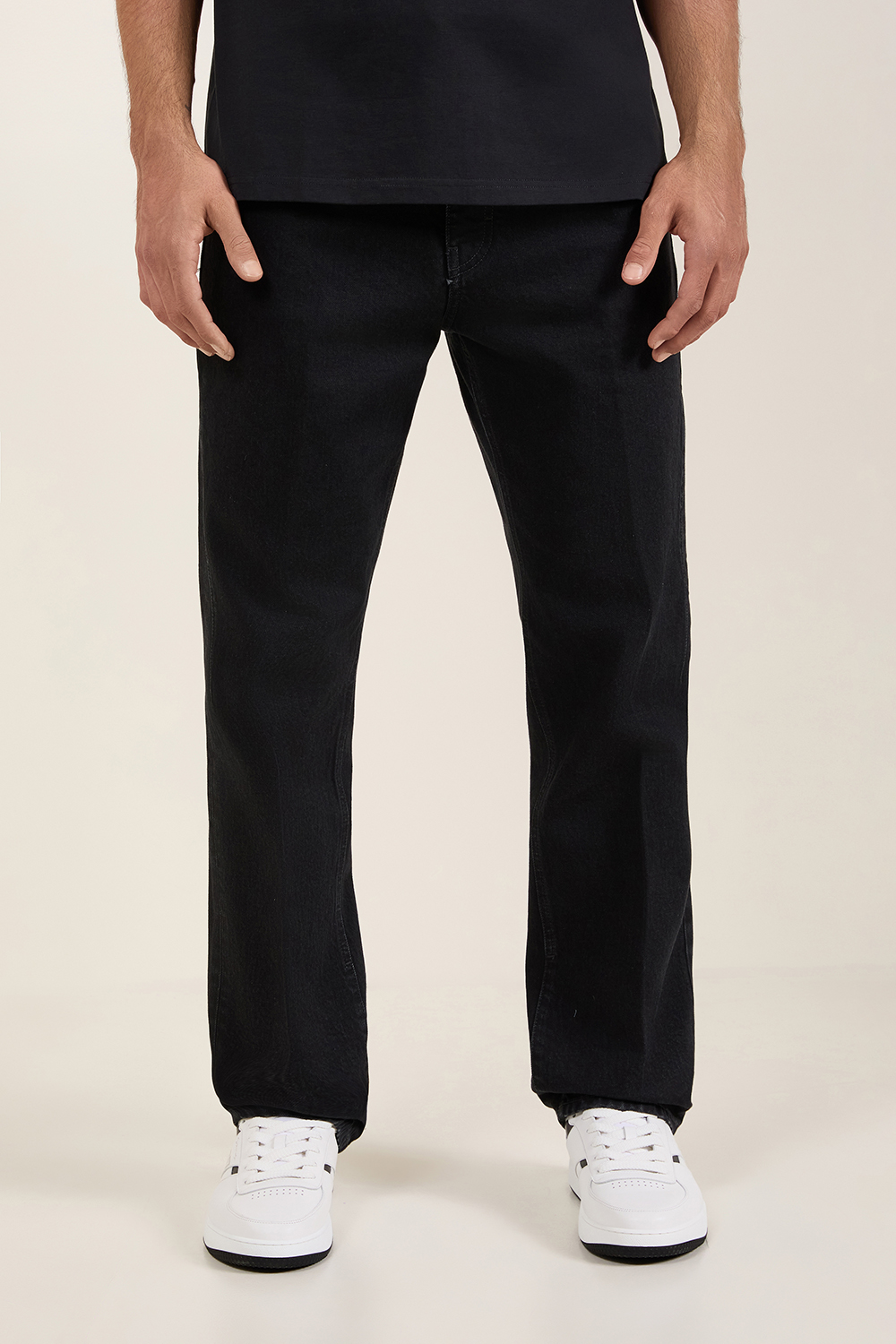 תמונת דוגמן קידמית של מכנסי ג'ינס בגזרה ישרה