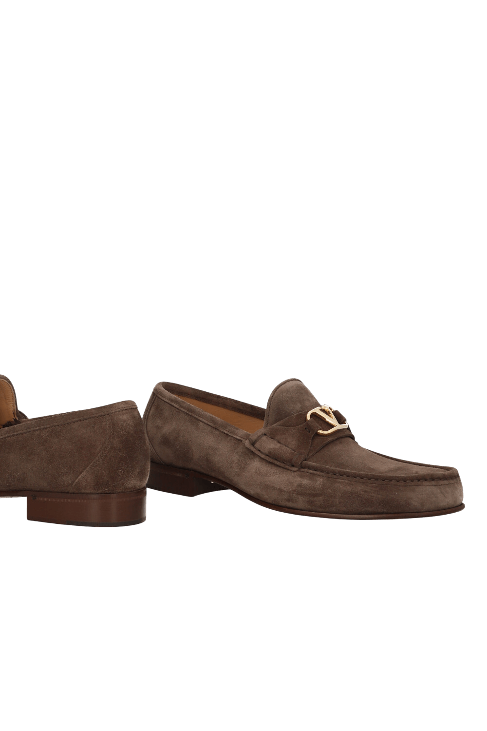 תמונת תקריב של נעלי מוקסינים זמש