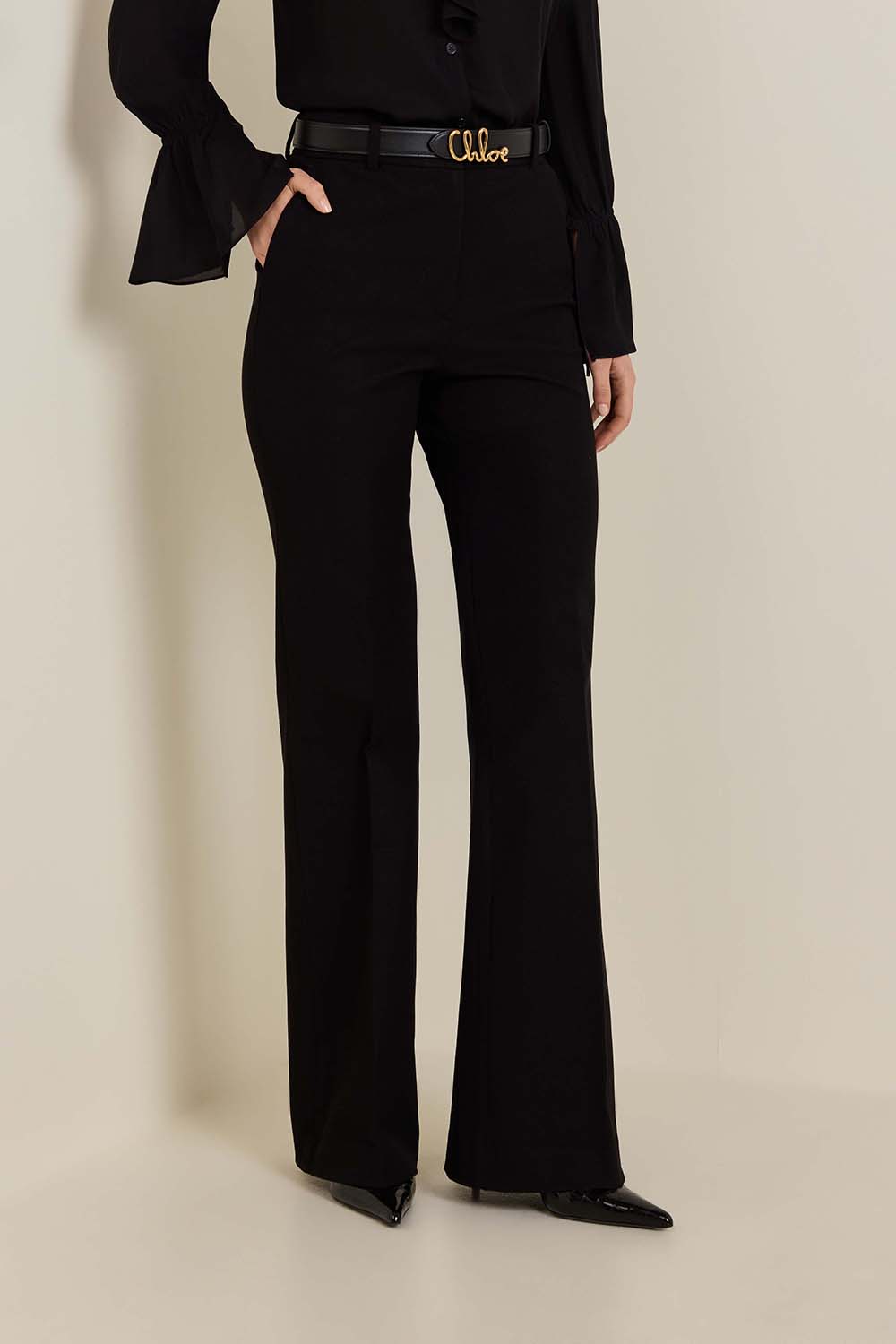 תמונת דוגמן קידמית של מכנסיים מחויטים