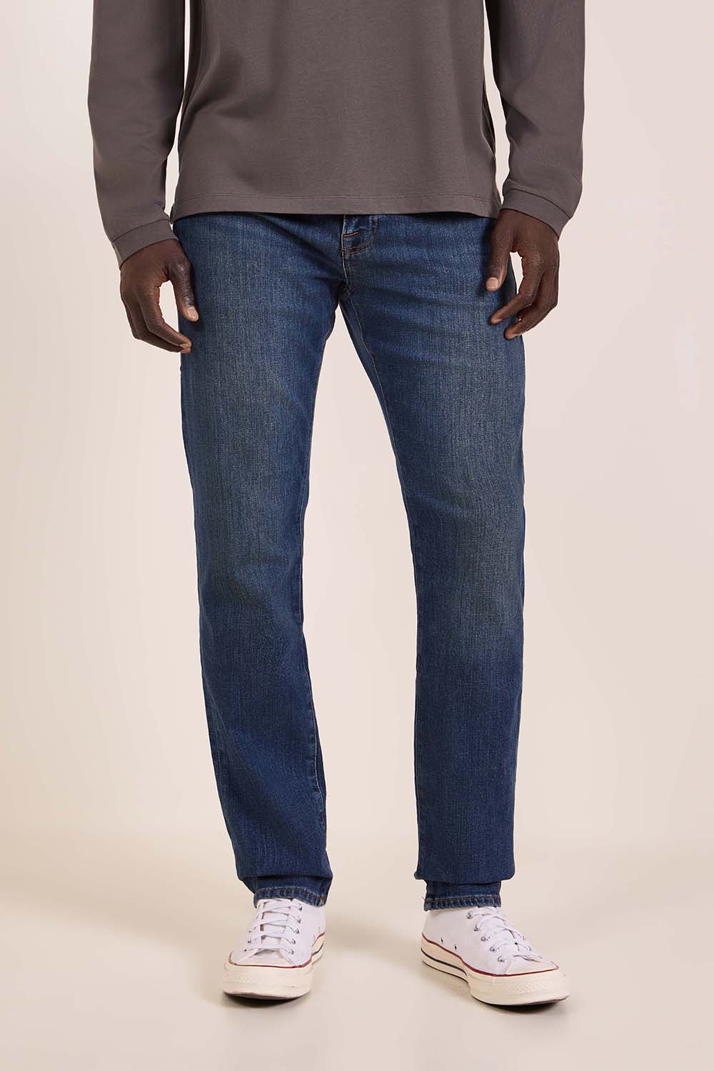 תמונת דוגמן קידמית של מכנסי ג'ינס בגזרת סלים