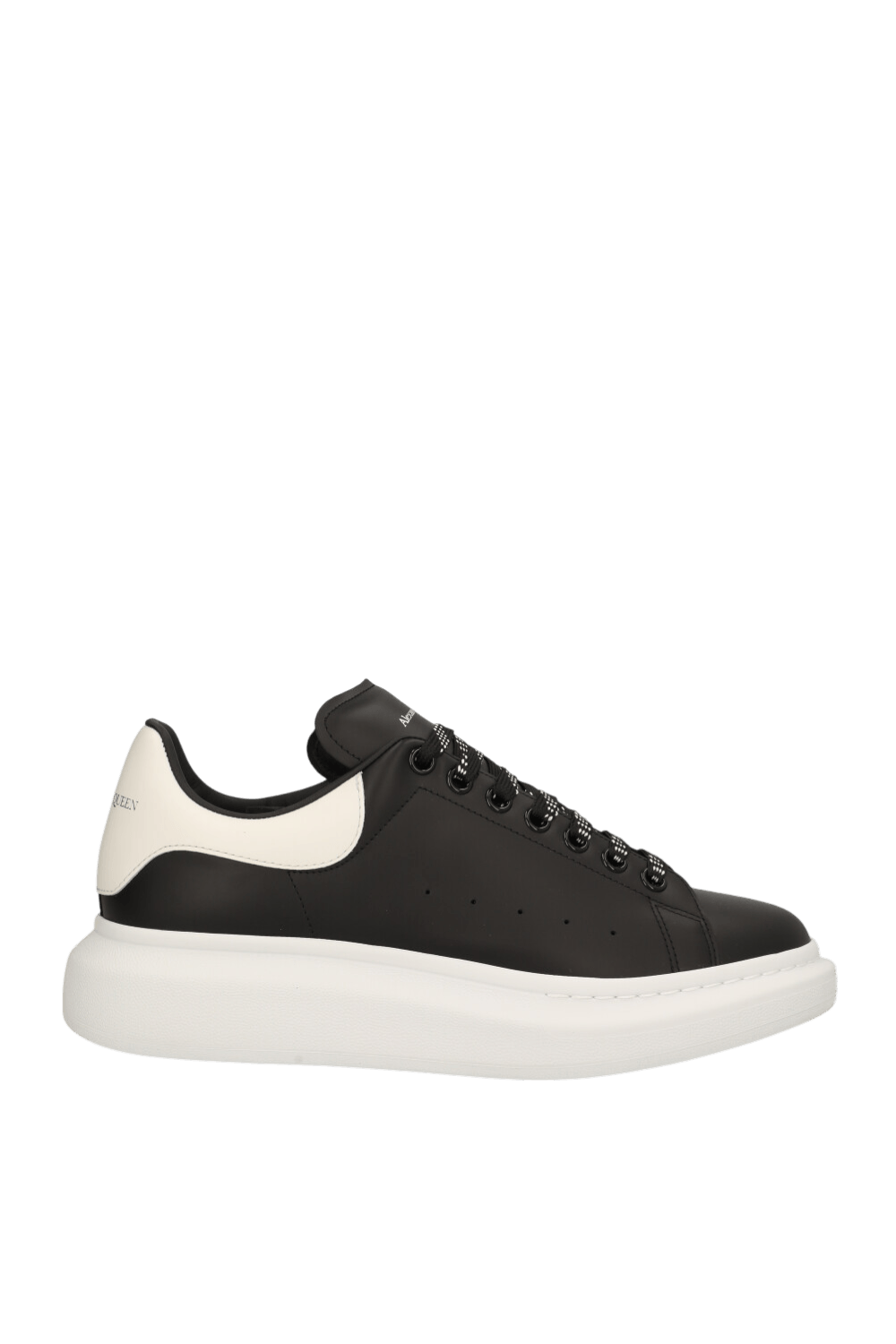 תמונה קידמית של נעלי סניקרס עור