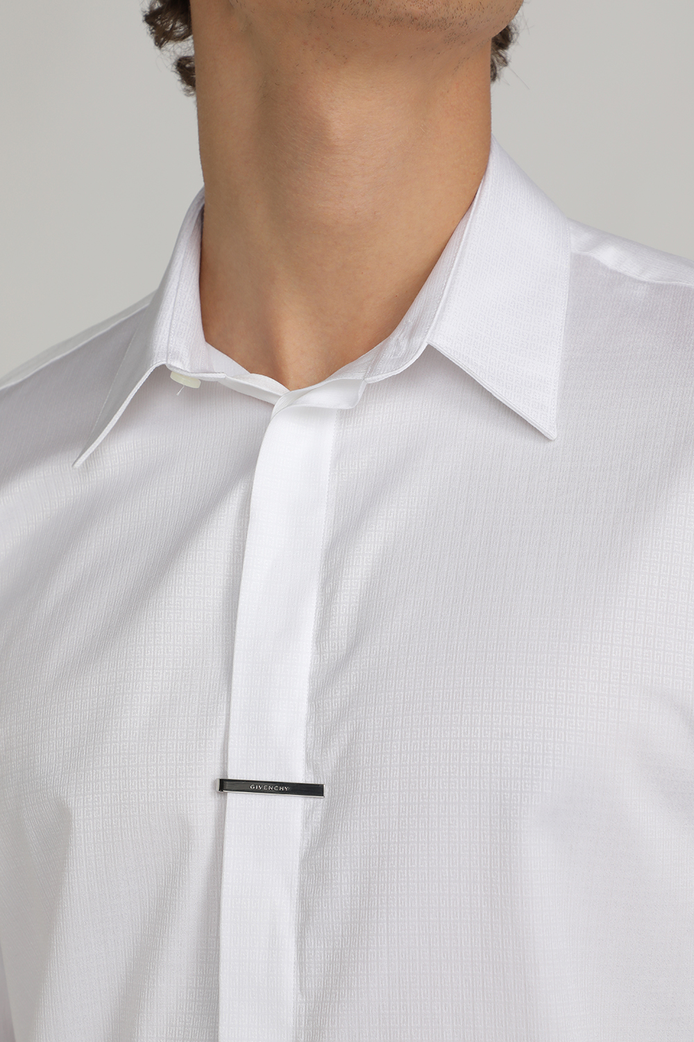 תמונת תקריב דוגמן של חולצת כפתורים עם חפת