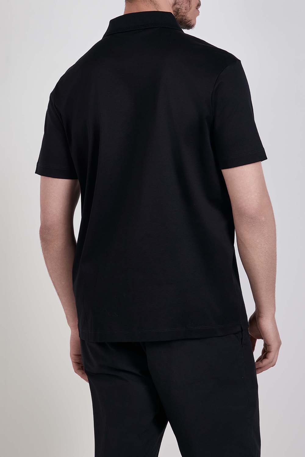 תמונת דוגמן אחורית של חולצת פולו