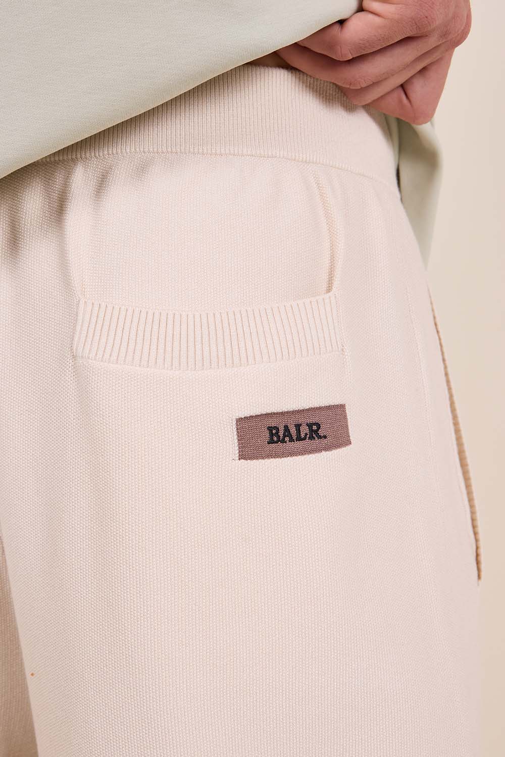 תמונת תקריב דוגמן של מכנסי ג'וגר קצרים