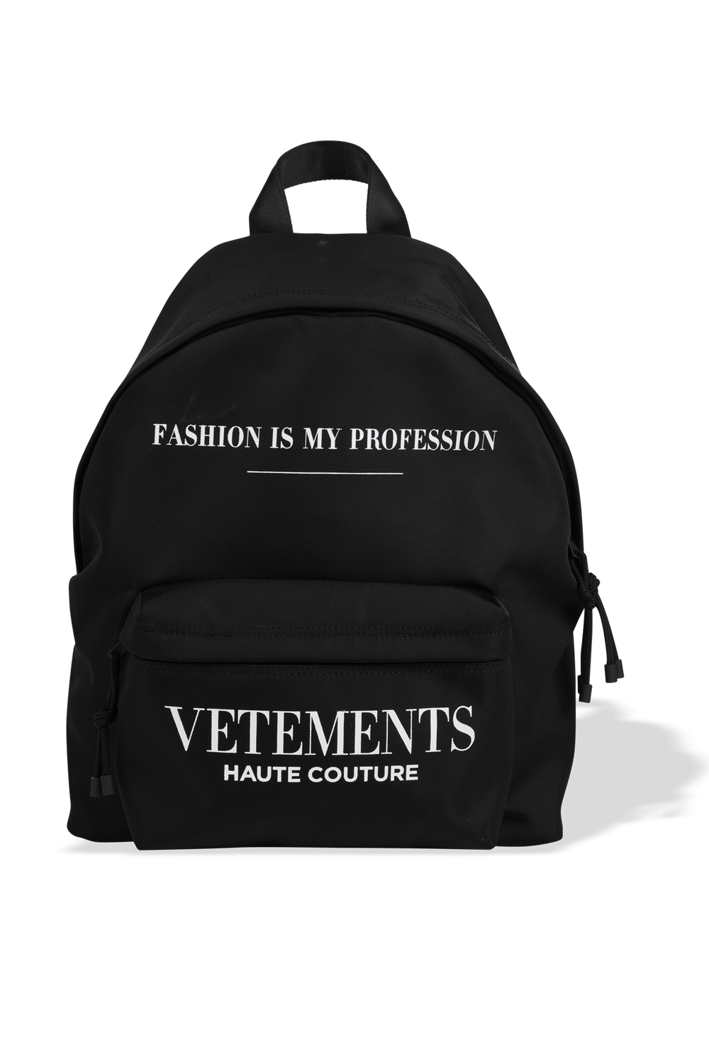 תמונה קידמית של תיק גב קלאסי עם כיתוב ממותג בגוון שחור