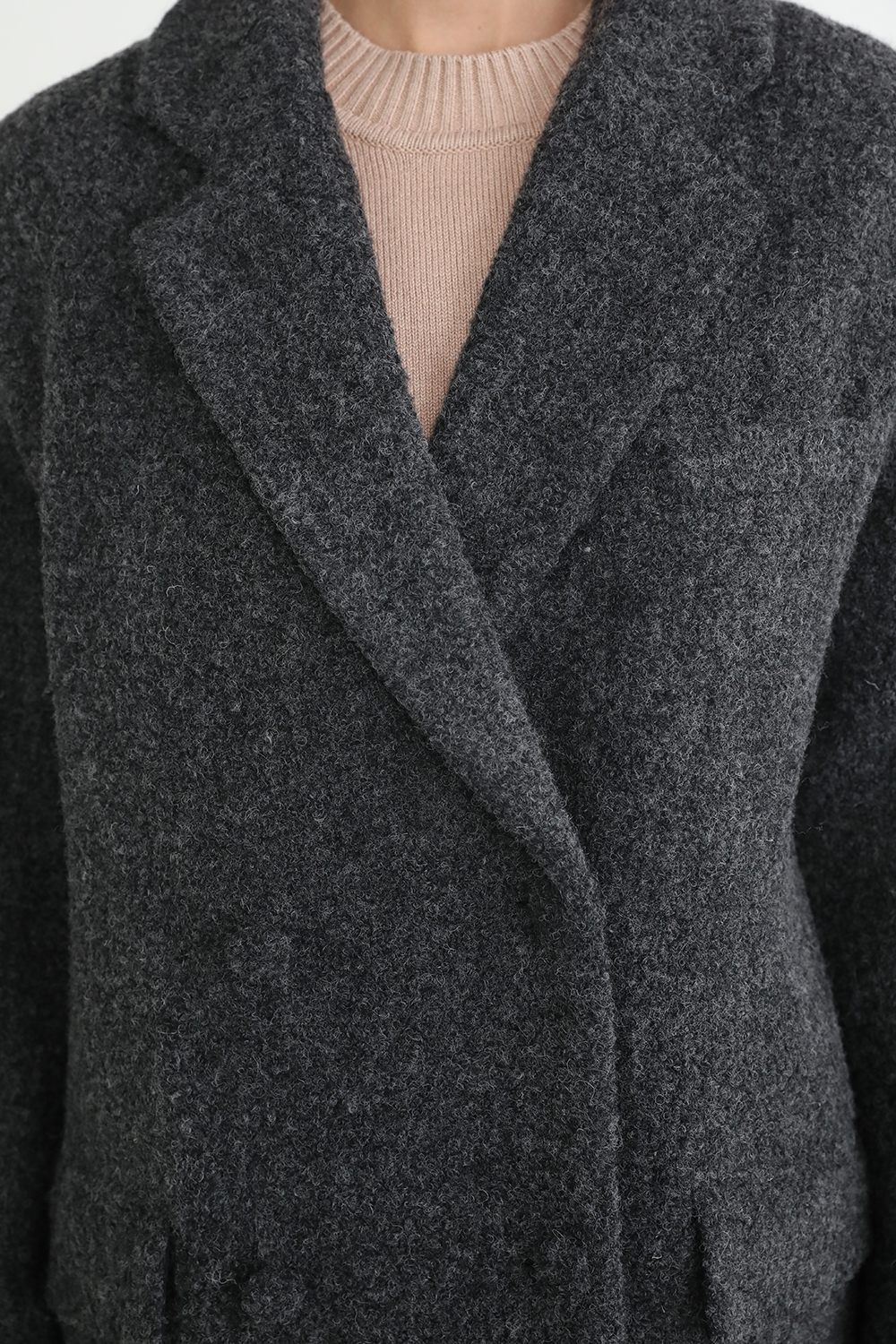 תמונת תקריב דוגמן של מעיל ארוך מצמר