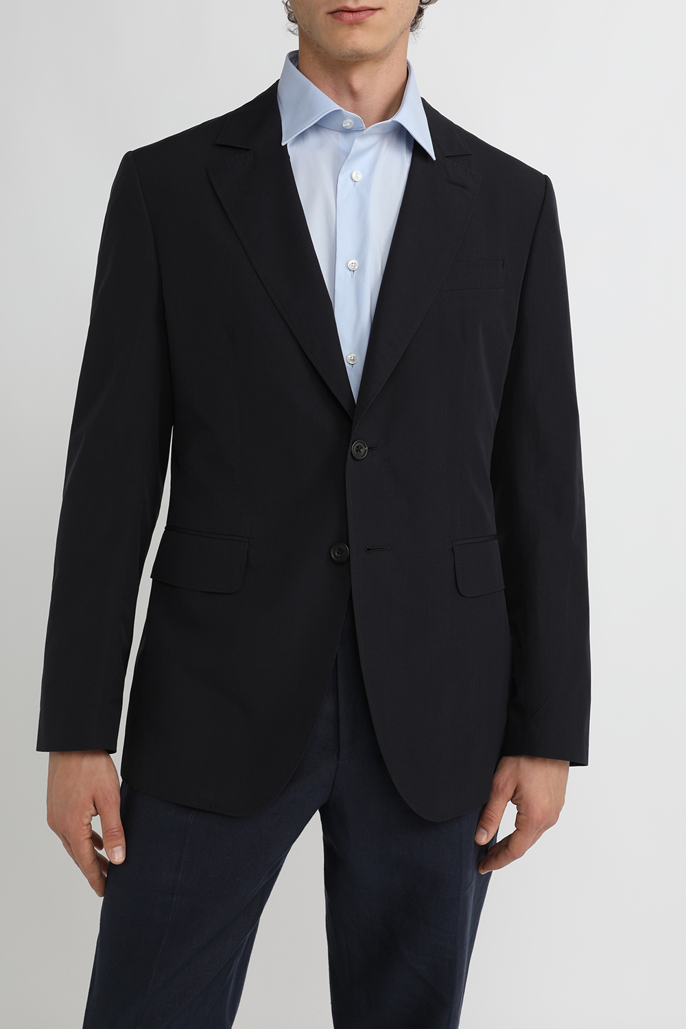 תמונת דוגמן קידמית של בלייזר מחויט 