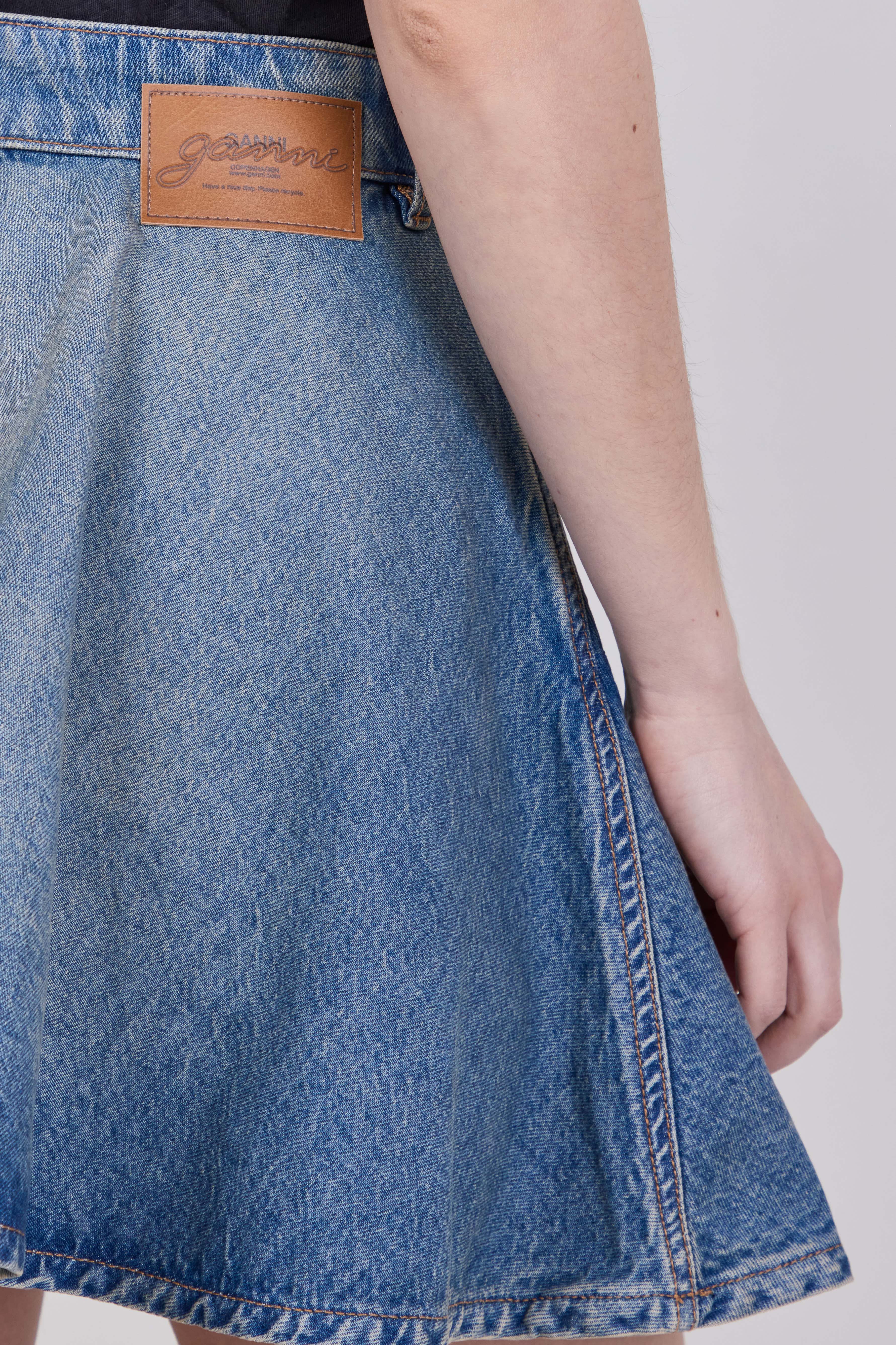 תמונת תקריב דוגמן של חצאית ג'ינס מיני