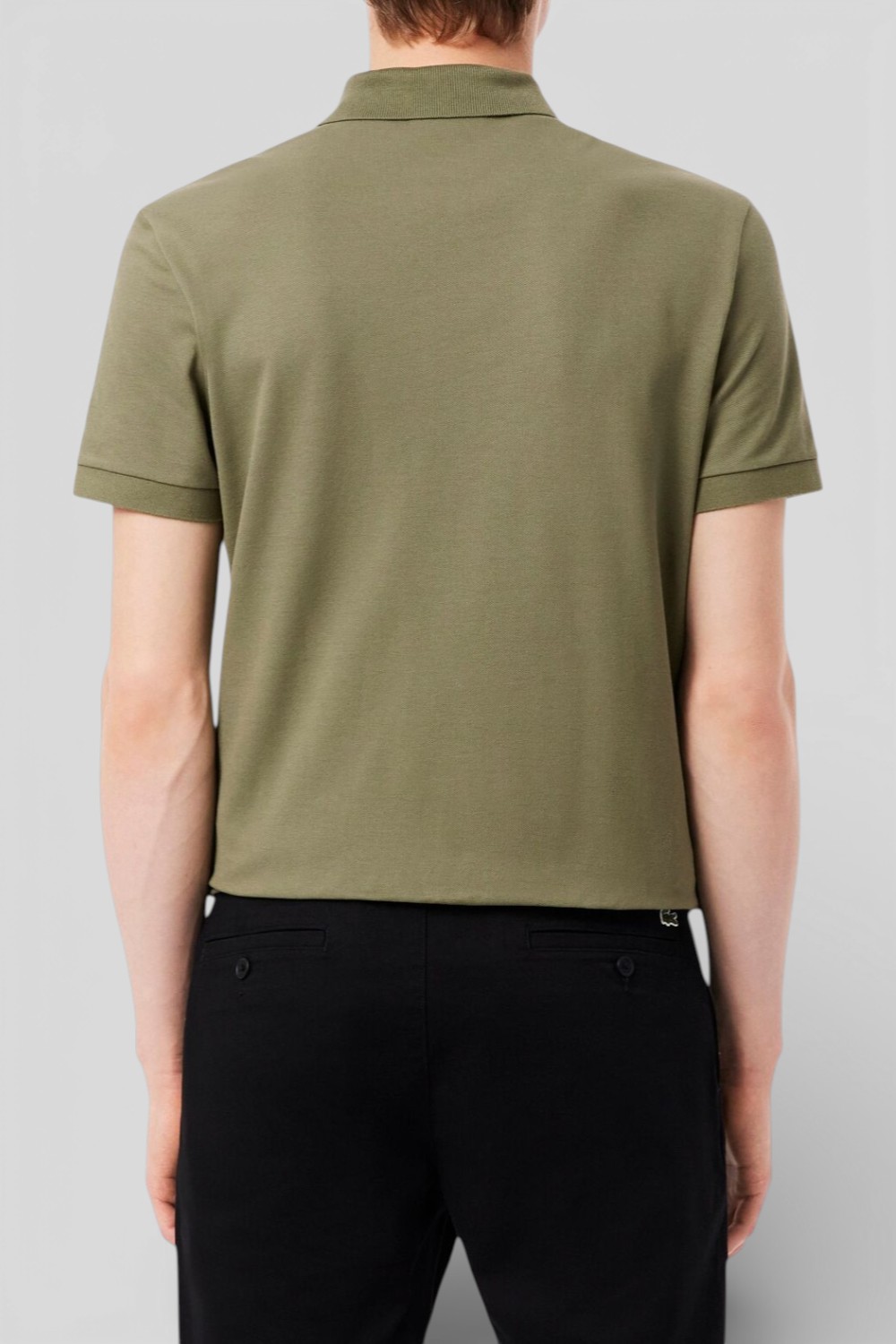 תמונת דוגמן אחורית של חולצת פולו קצרה