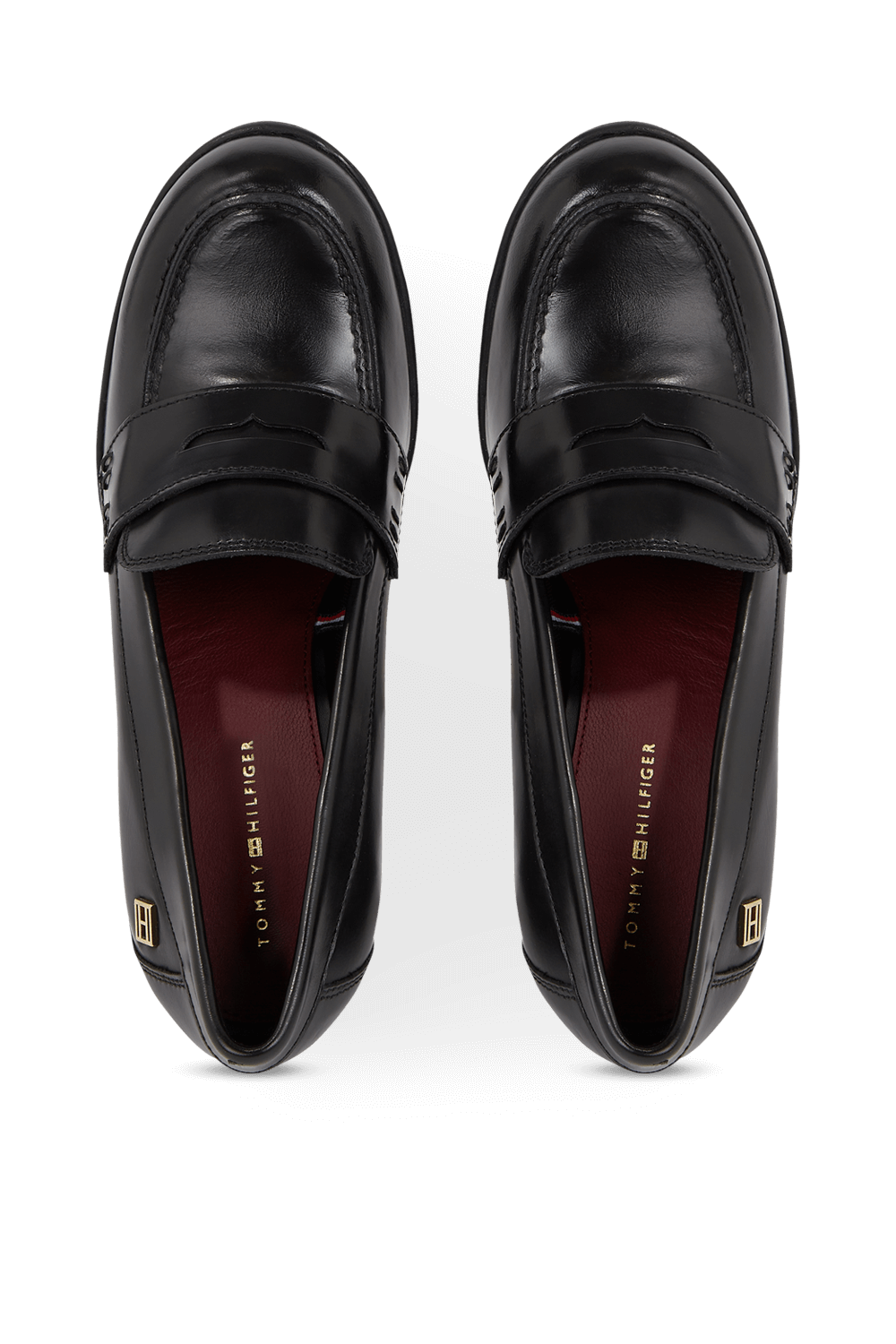 תמונת תקריב של נעלי מוקסינים עם עקב