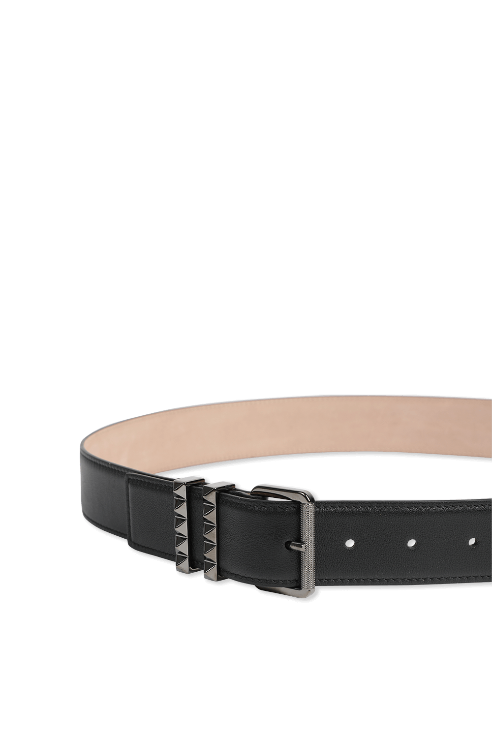 תמונת תקריב של חגורה מעור עם ניטים בצבע שחור