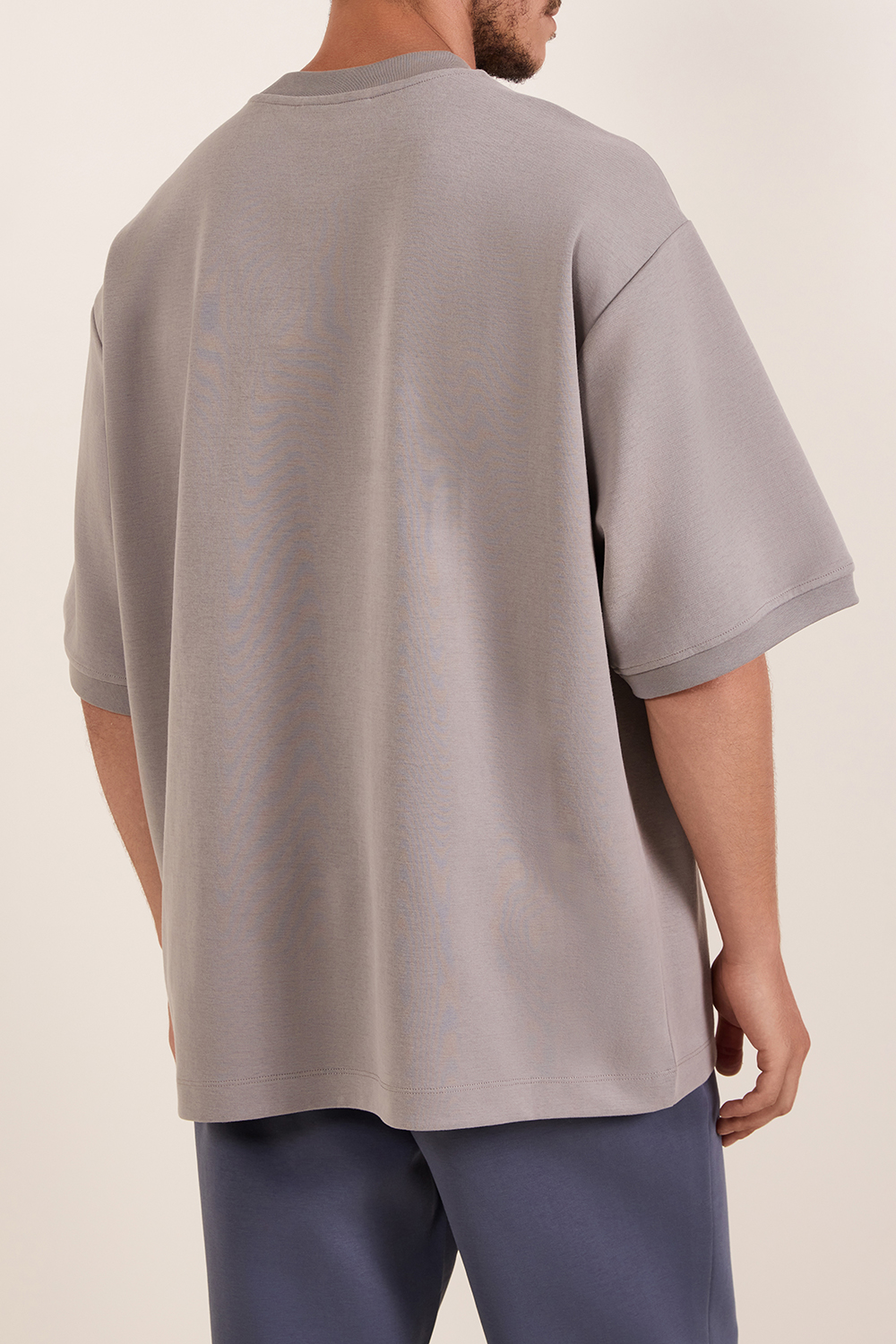 תמונת דוגמן אחורית של חולצת טי אוברסייז