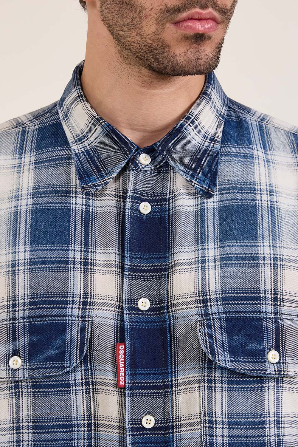 תמונת תקריב דוגמן של חולצה מכופתרת