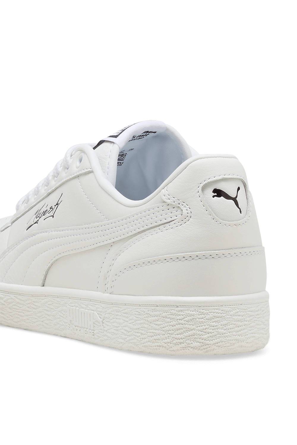 תמונת תקריב של נעלי סניקרס