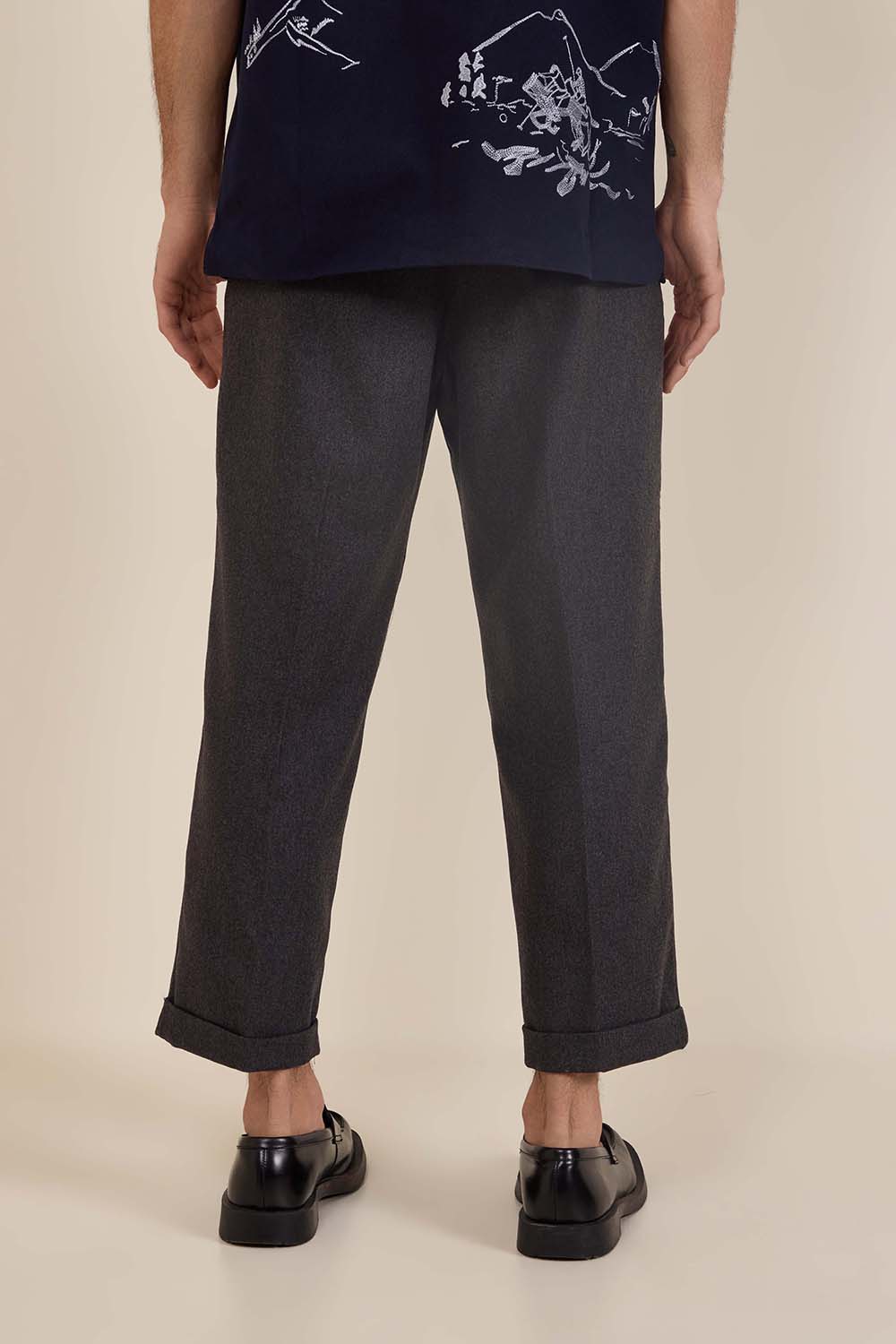 תמונת תקריב דוגמן של מכנסיים מחויטים