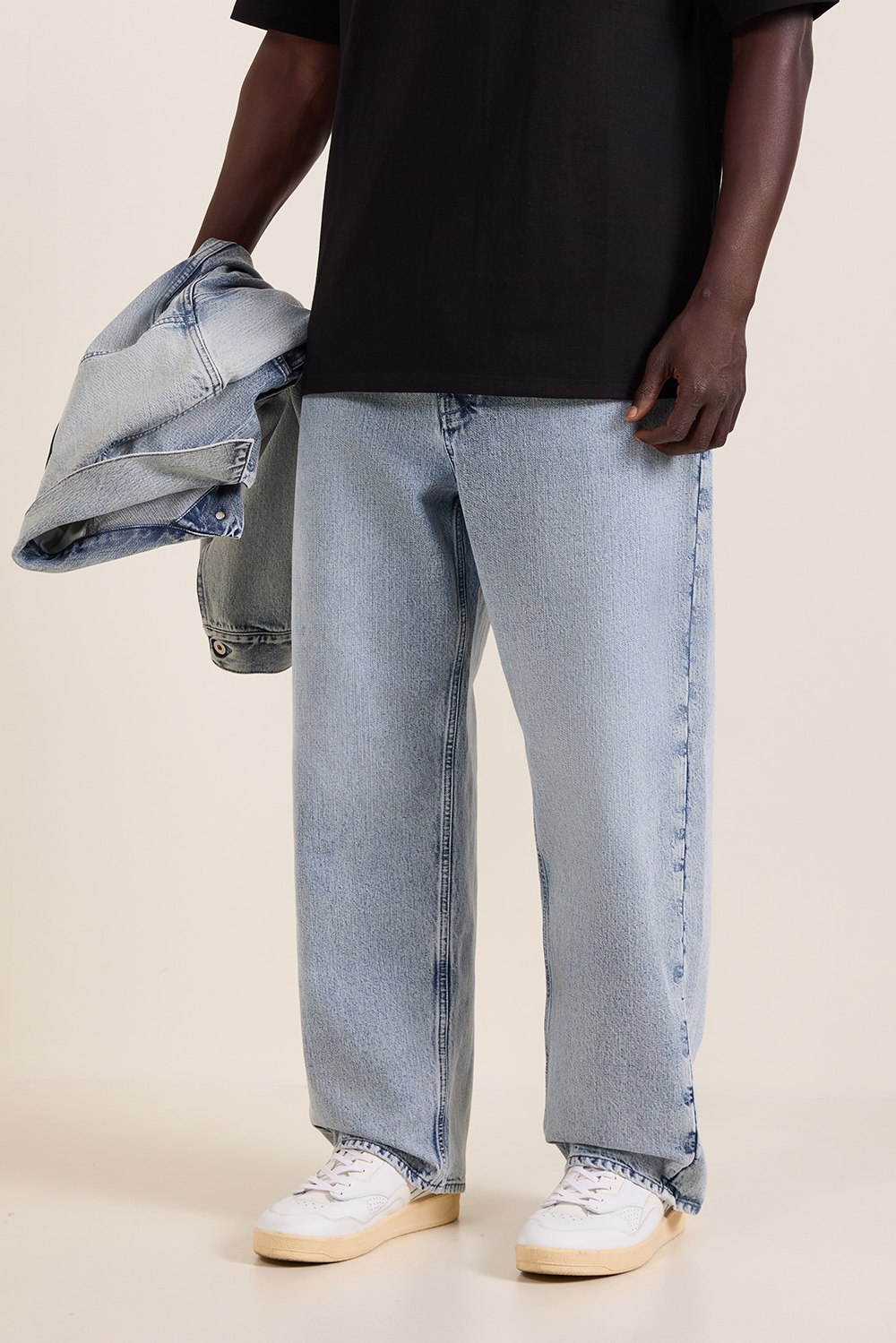 תמונת דוגמן קידמית של מכנסי ג'ינס ישרים