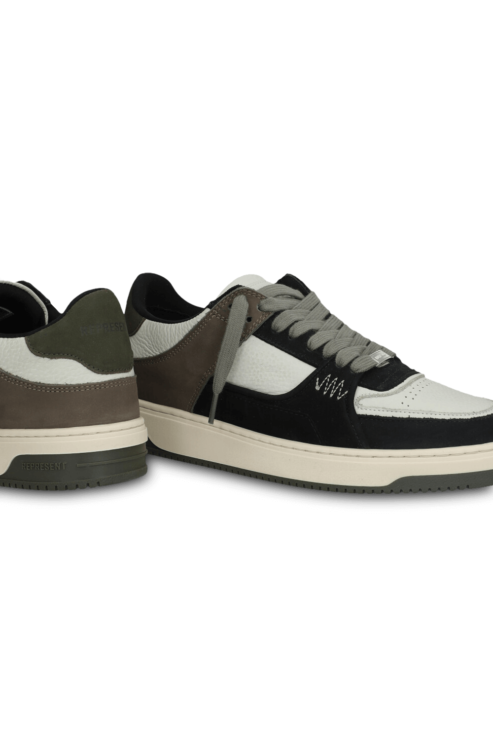 תמונת תקריב של נעלי סניקרס אפקס