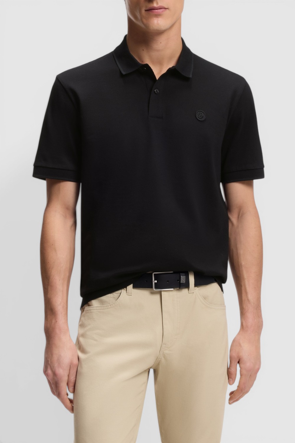 תמונת דוגמן קידמית של חולצת פולו בגזרה ישרה