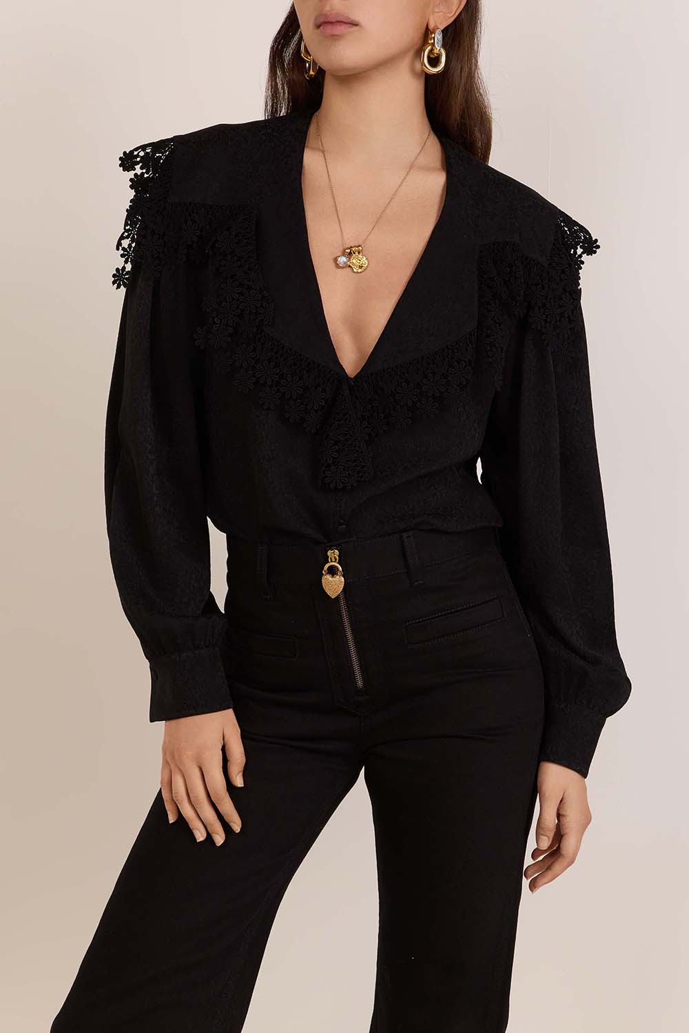 תמונת דוגמן קידמית של חולצה עם צווארון תחרה