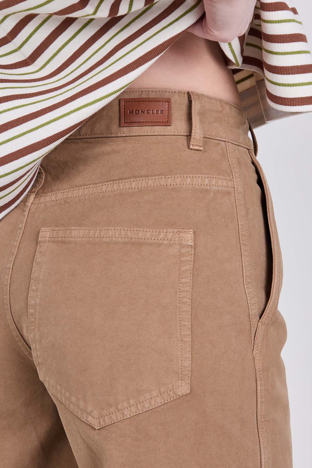 תמונת תקריב דוגמן של מכנסי ג'ינס בגזרה רחבה