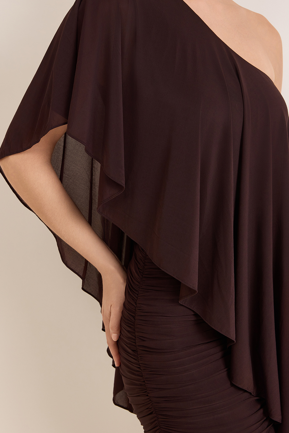 תמונת תקריב דוגמן של שמלת מיני כתף אחת