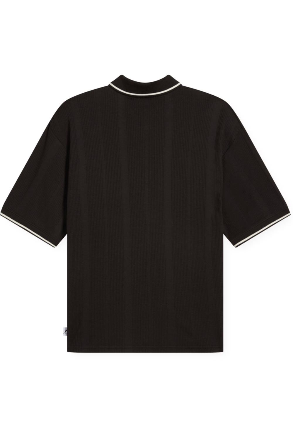 תמונה אחורית של חולצת פולו