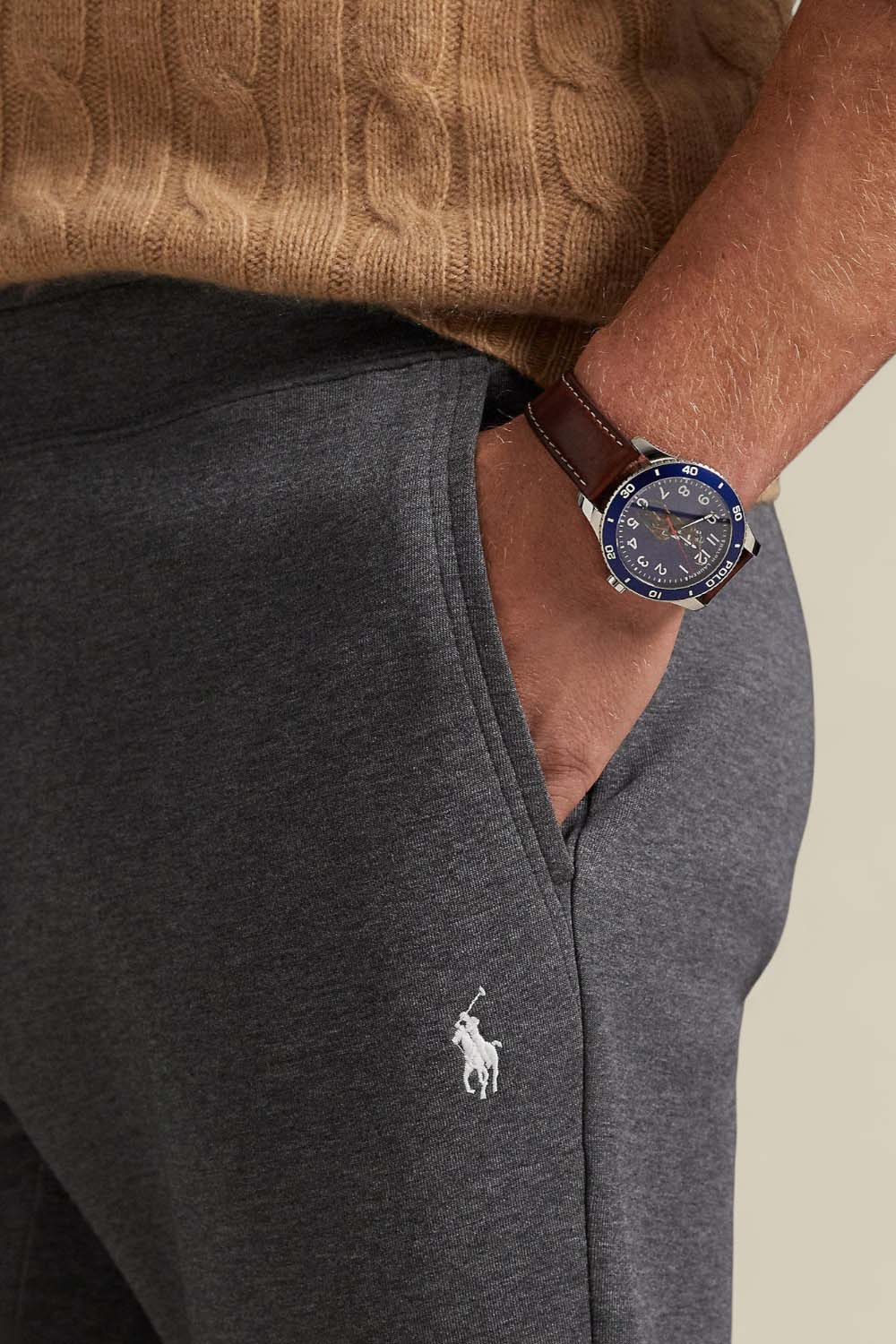 תמונת תקריב דוגמן של מכנסי ג'וג סלים פיט