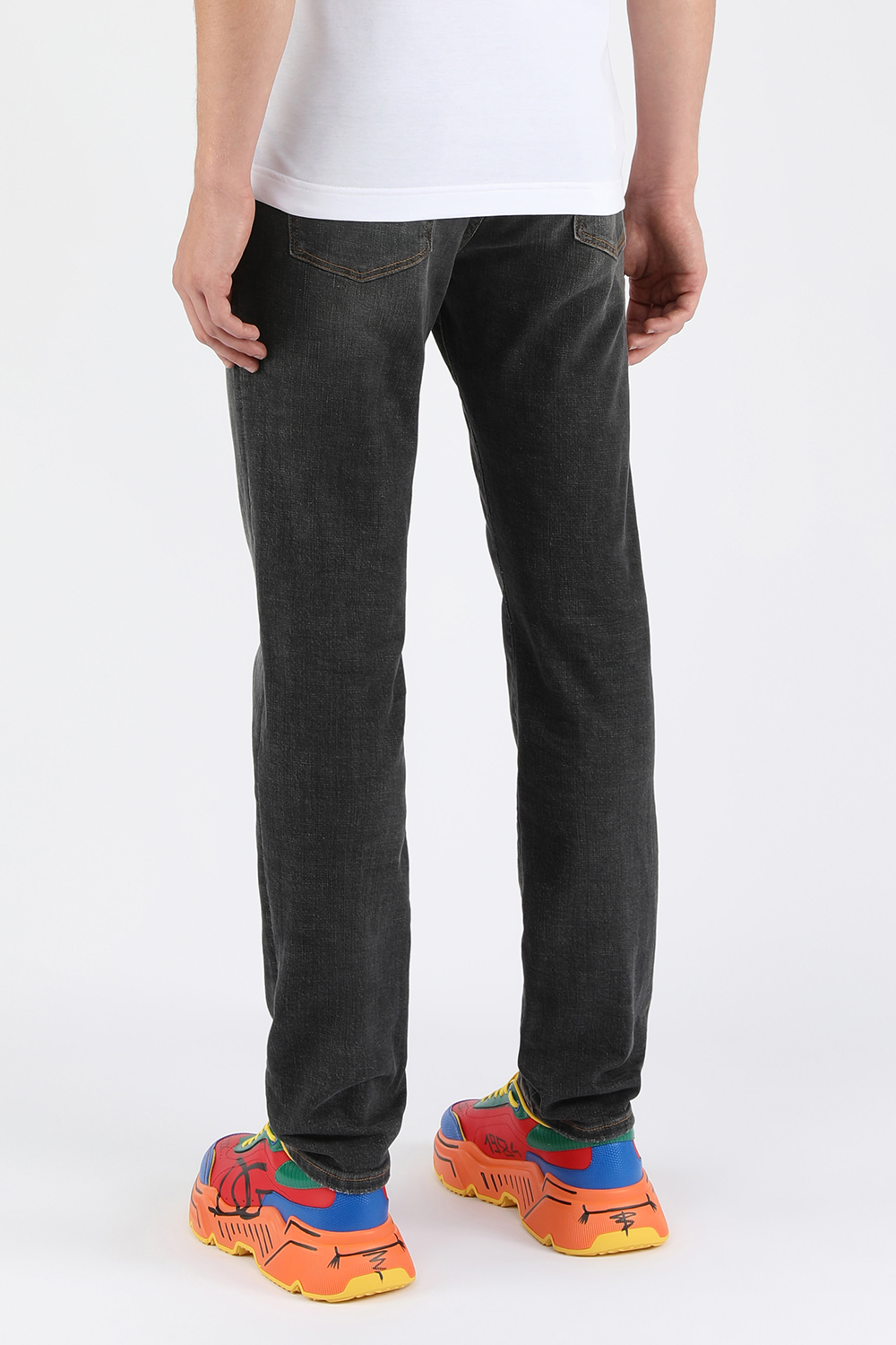 תמונת דוגמן אחורית של מכנסי ג'ינס בגזרת סלים