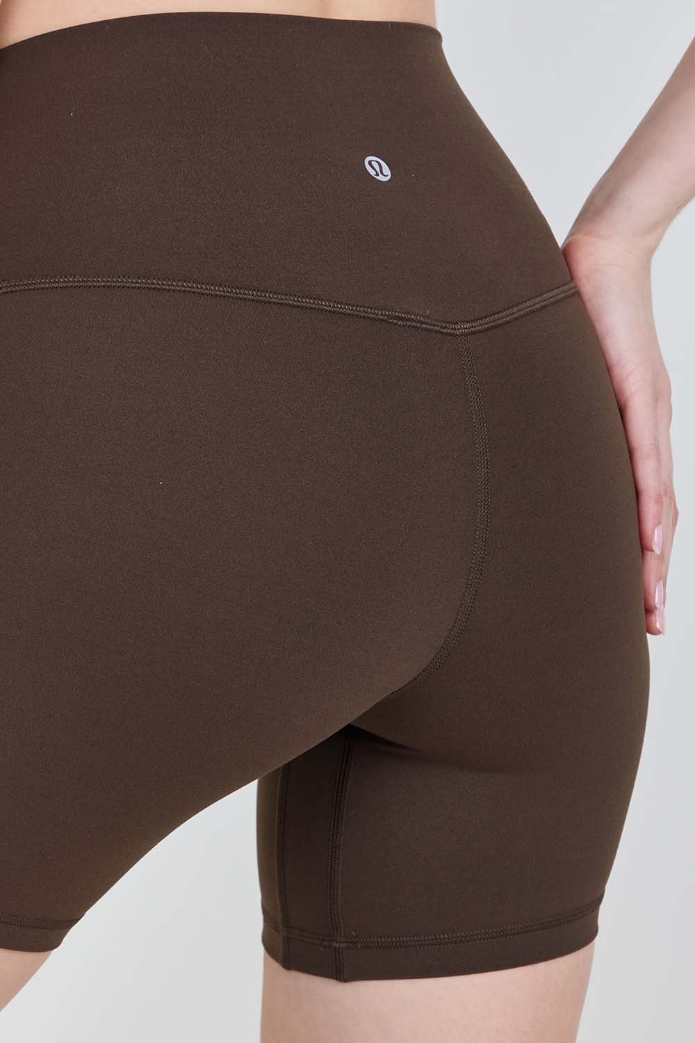 תמונת תקריב דוגמן של Align&trade; High-Rise Short 6