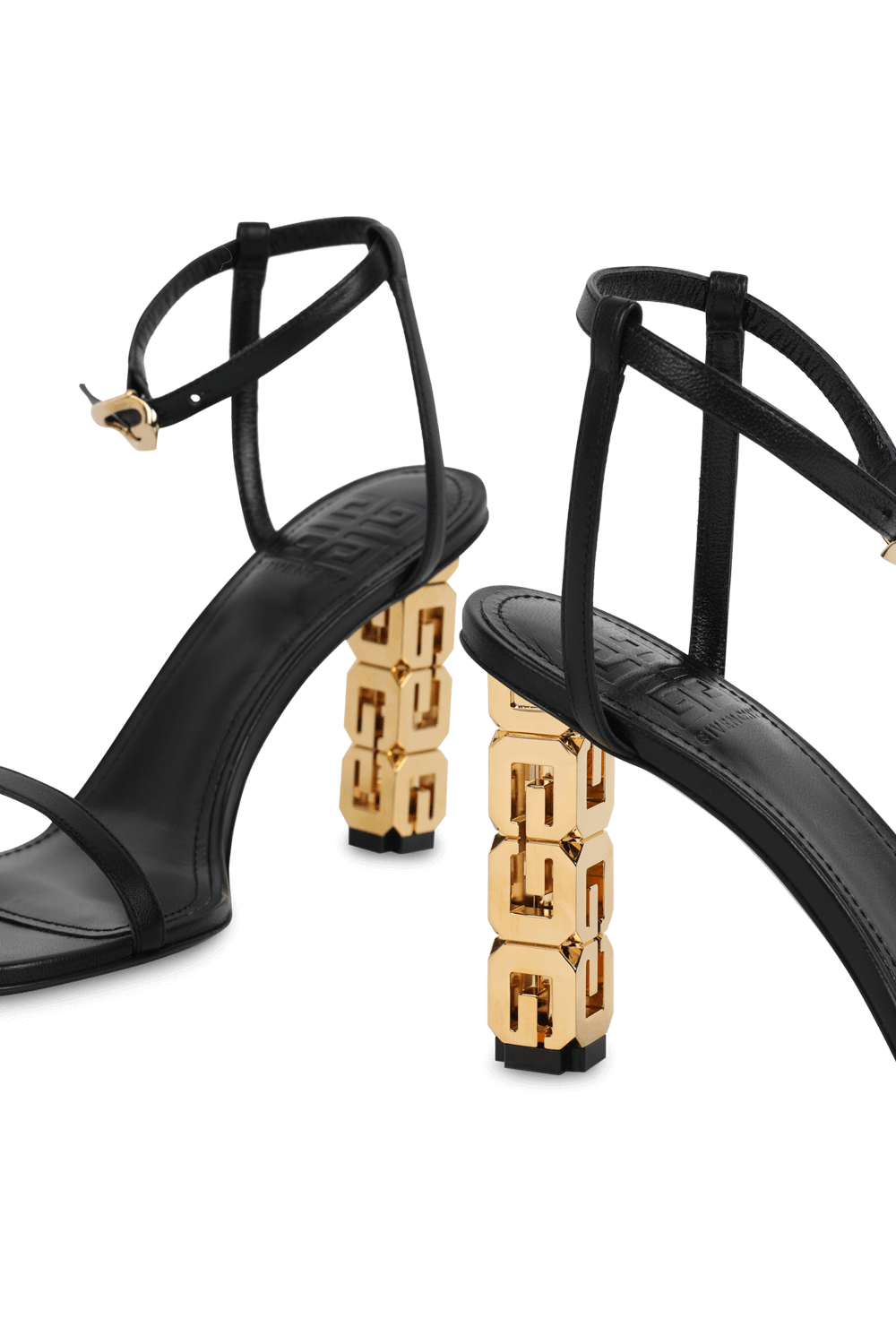 תמונת תקריב של סנדלי עקב עם עקב ג'י מוזהב בצבע שחור